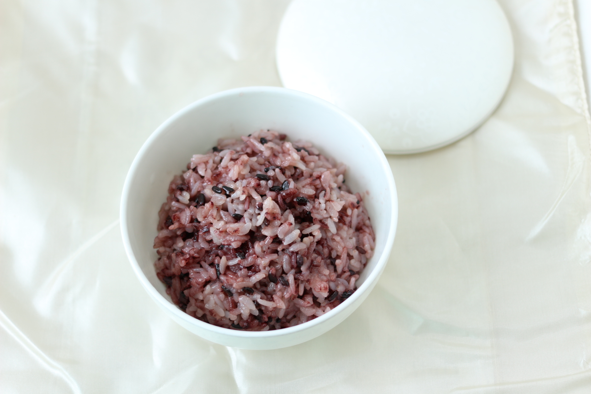 Cooked black rice in a bowl – how to cook black rice